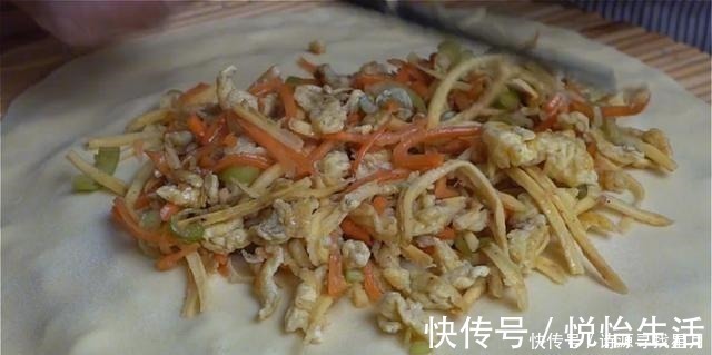 玉米面这样做真好吃,一擀一煎,5分钟出锅,连吃一个月都不腻