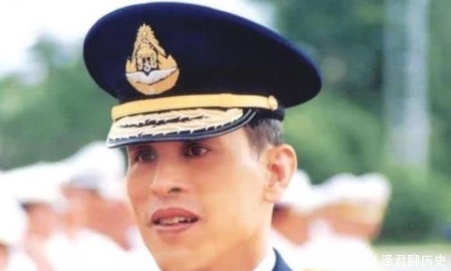 少女|68岁泰王年轻时好帅！驾驶战斗机英俊潇洒，被热情少女跪地献花