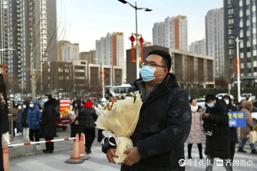 考场|壹图集｜考研初试结束，泰安一考点鲜花惊喜已送达