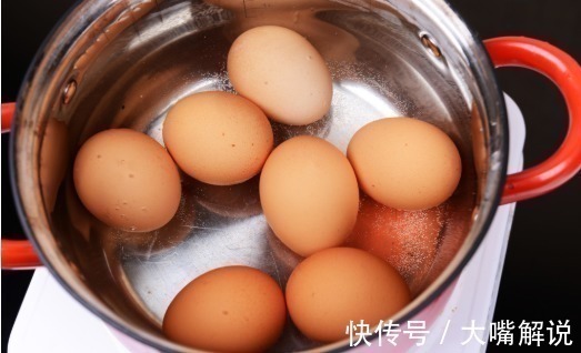 煮鸡蛋时,别傻傻直接下锅煮,多加1步,鸡蛋香嫩,还易剥壳