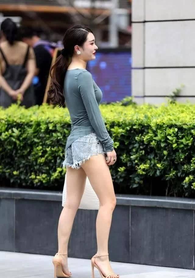 小姐姐|街拍美女时尚小姐姐选款真独到,侧V领的上衣显得与众不同