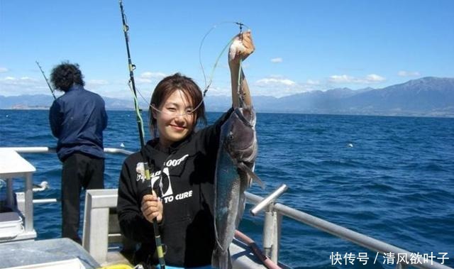 钓友|钓鱼人拼船出海钓鱼，船上没有厕所，女钓友的做法大胆又令人佩服