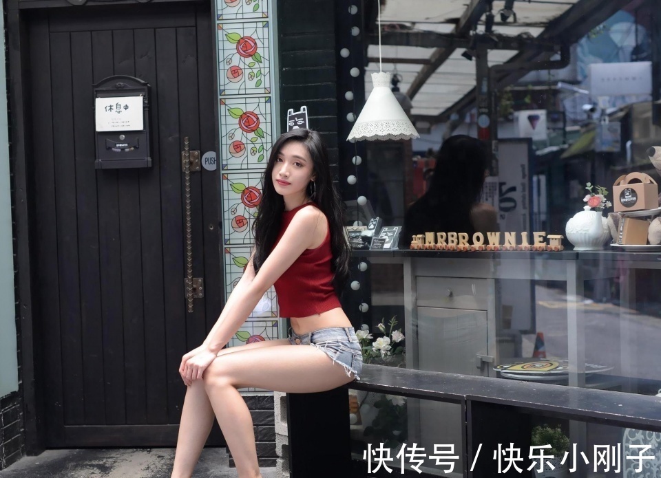高跟鞋|小立领背心加牛仔短裤,知性而文雅,小姐姐太会穿搭了