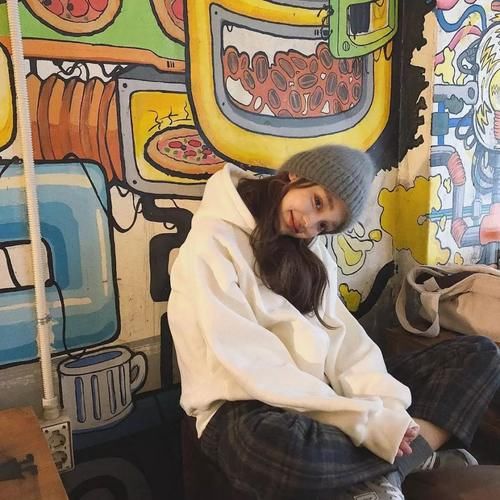 奶奶裤+毛衣+卫衣的穿衣搭配=春季搭配王炸组合！