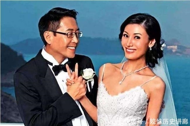 伟德国际李嘉欣传婚讯后首次露面 甜笑秀8克拉钻戒