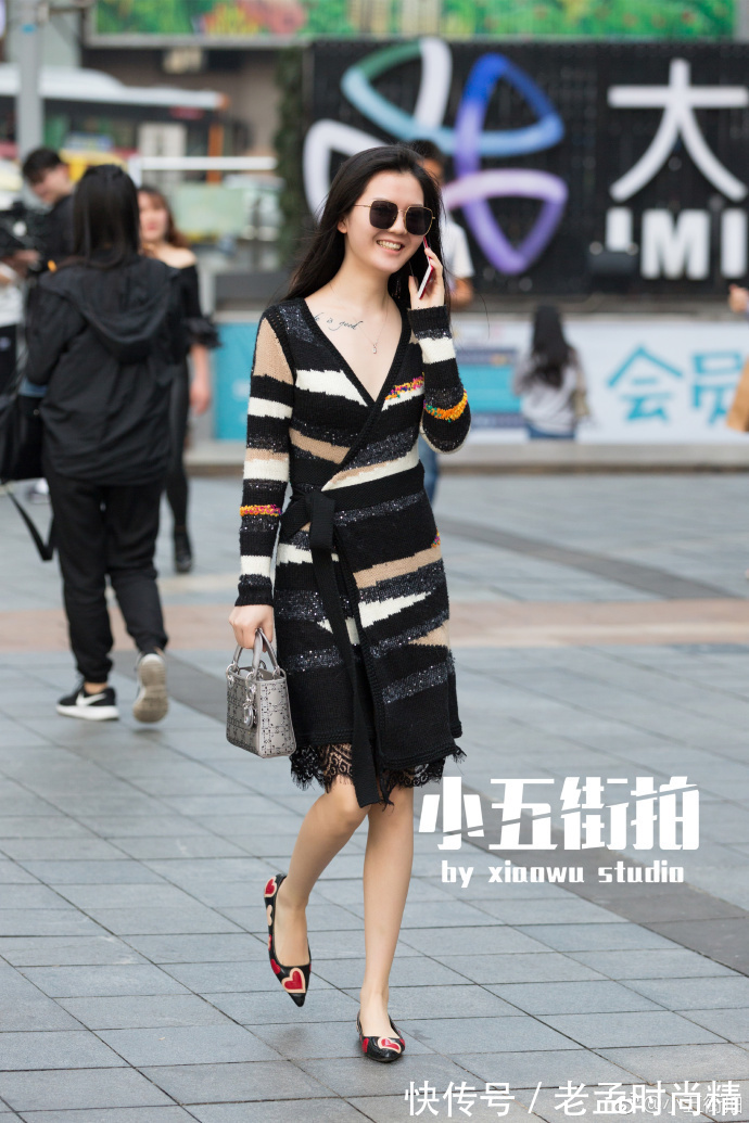 牛仔裤|重庆街拍,低领荷叶边上衣搭配牛仔裤,时髦又有女人味!