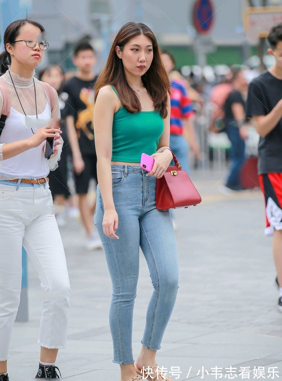 上衣 蓝绿色上衣,搭配牛仔裤,诠释可盐可甜的双面休闲穿搭