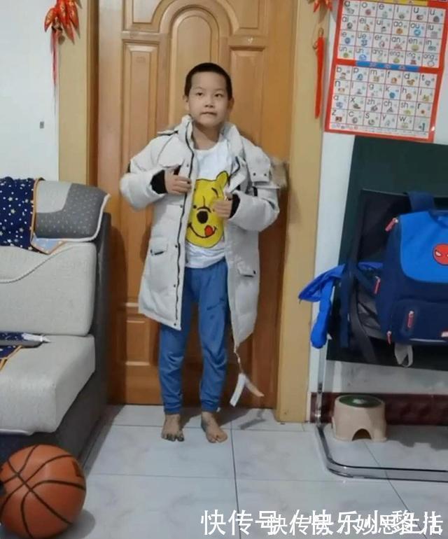 抗议|妈妈只给哥哥买了新衣服,弟弟的抗议方式太“接地气”,妈妈笑翻