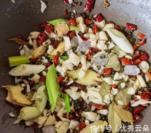 麻辣|芹菜洋葱炒龙虾尾，嘬一口龙虾尾，麻辣鲜香，好吃极啦！