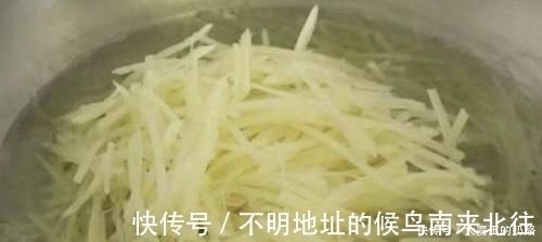翠儿|炒土豆丝时,到底是泡水还是焯水,很多人做错,难怪土豆不香脆