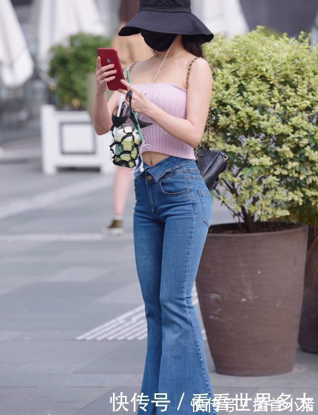 牛仔|粉色迷你吊带衫搭配牛仔喇叭裤,青春可爱,美丽大方