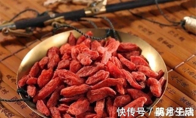 排毒养颜|枸杞加1物泡水喝,坚持连喝7天,滋补肝肾,排毒又养颜