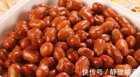 炸完花生米，直接撒盐就错了老师傅只用这一招，放多久都香脆