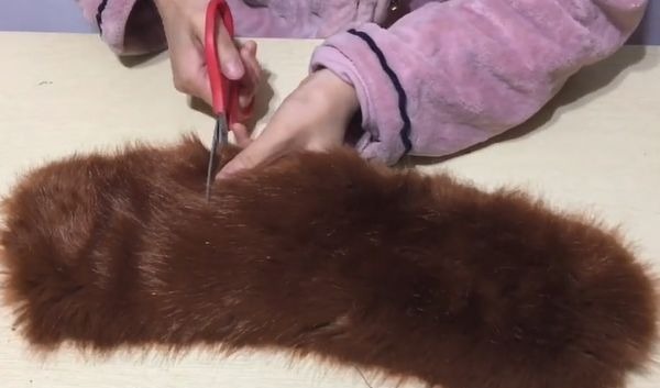 旧衣服上的毛领别急着扔,只需这样剪一剪,全家人都抢着用!