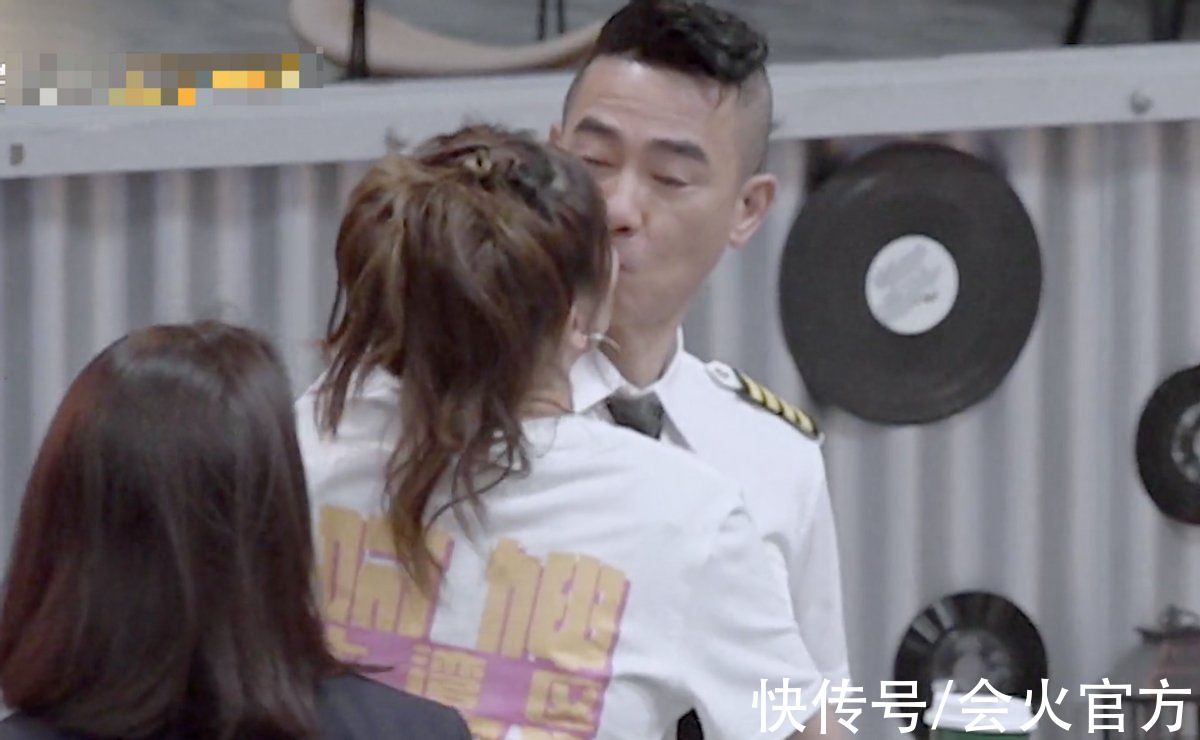 應采兒曬照秀恩愛，陳小春穿機長制服，兩人手牽手當眾親吻超恩愛