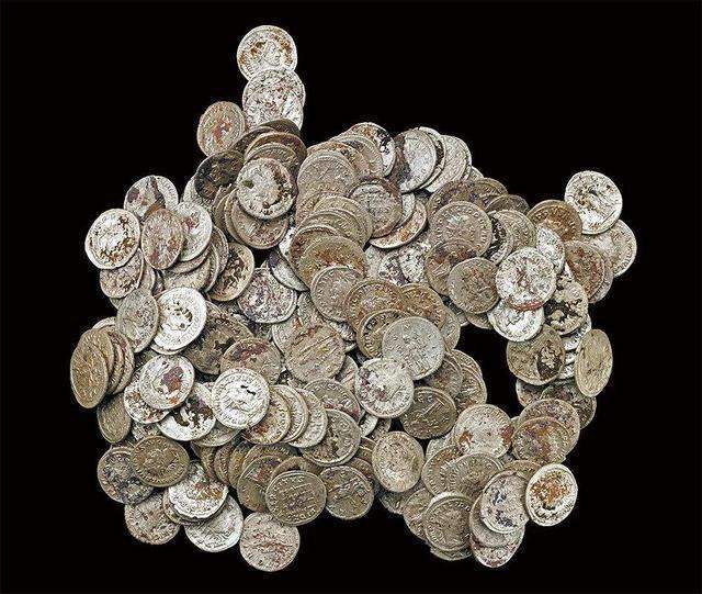 出土$霍克森窖藏出土,专家发现一件古代饰品,看到后才明白它绝迹原因