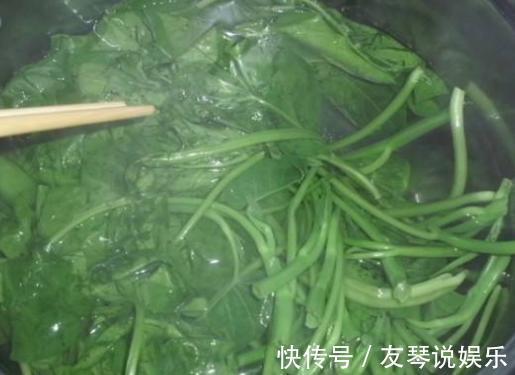 炒空心菜,为啥一下锅就变黑大厨给你支一招,出锅后翠绿又脆嫩