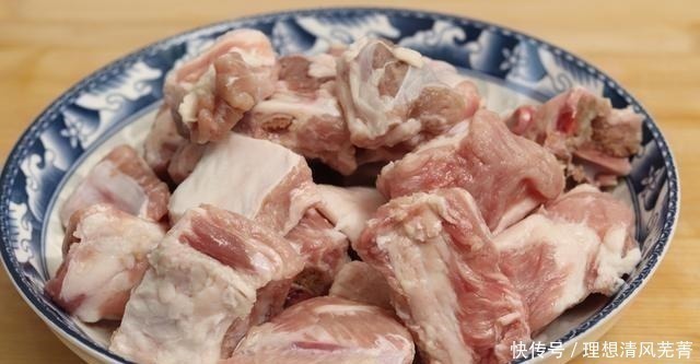 买排骨别挑肉多的，肉贩子教你5个妙招，轻松选出新鲜美味好排骨
