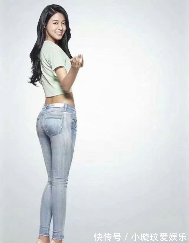 大长腿 紧身牛仔裤表面皱感清晰又强烈,给人清爽大方的既视感!
