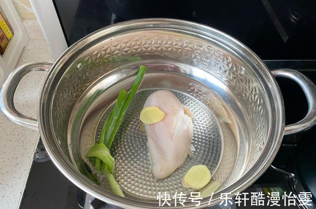 主食|夏天必备清爽主食鸡丝凉面,拌一拌10分钟上桌,酸辣又开胃