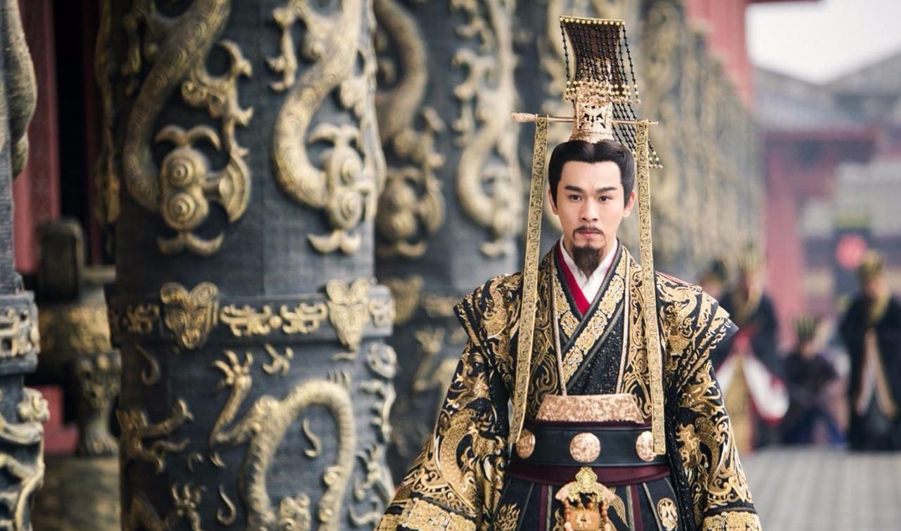 龙袍|历史上只有秦始皇穿黑龙袍,后世皇帝大多穿黄龙袍,这是为何?