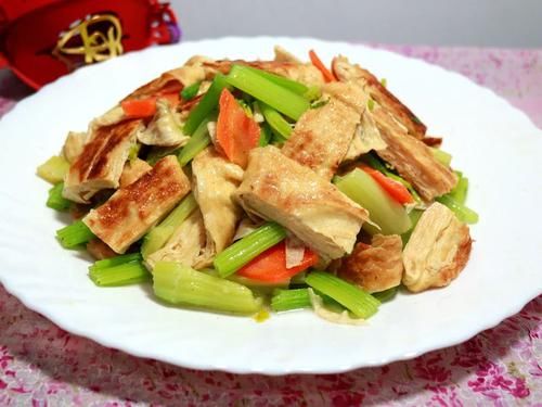 芹菜清爽，豆皮外酥内软，整道料理非常清爽好吃！