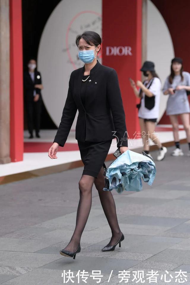 街拍美女的制服穿搭,优雅大方,彰显女性魅力!