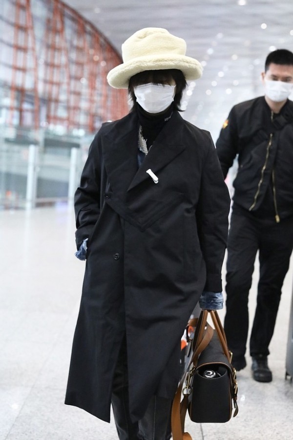 周笔畅真挺皮的, 戴着花帽子出门, 感觉很有儿童感, 真挺嫩的