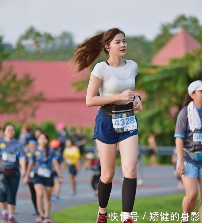 衣服 街拍;马尾辫发型怎么弄好看, 时尚达人教你怎么变青春靓丽!