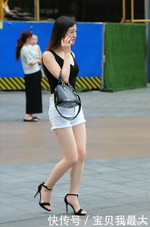 性感|这样的穿搭也太性感了,黑色露脐背心配牛仔短裤,有点太招摇