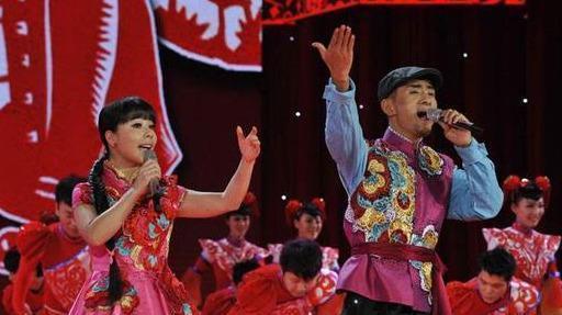 从《星光大道》一夜成名的草根歌手阿宝,为什么突然就不红了?