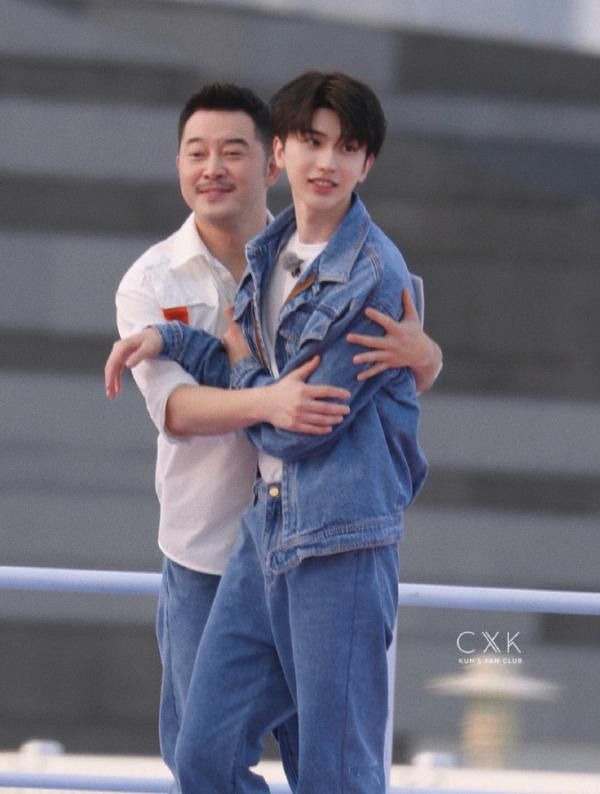 沙溢从生图背景板到被蔡徐坤壁咚，粉丝心塞吃醋，沙溢自称也是IKUN