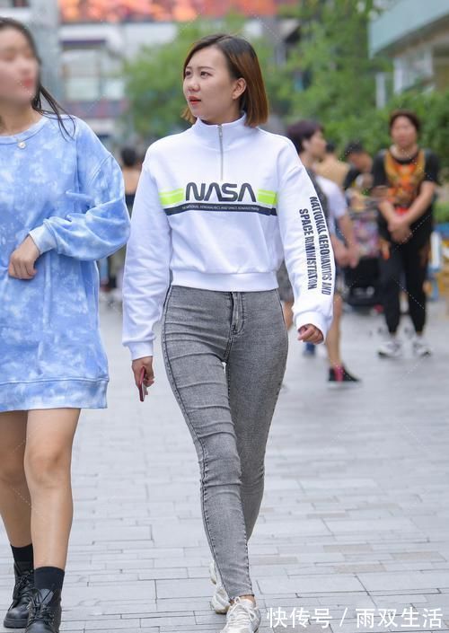 短裤 偏爱休闲运动风，牛仔裤和卫衣的搭配组合，大方舒适值得一试