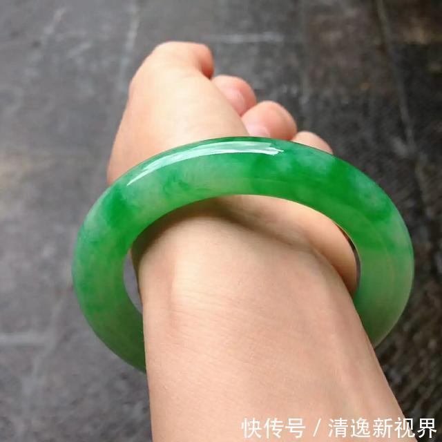 色带|色带萦绕的木那翡翠原石竟取出两条满色冰阳绿手镯,涨疯了!