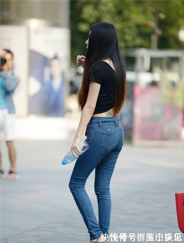 高跟鞋 蓝色紧身牛仔裤,搭配灰色粗跟凉鞋,苗条身材搭配更好看