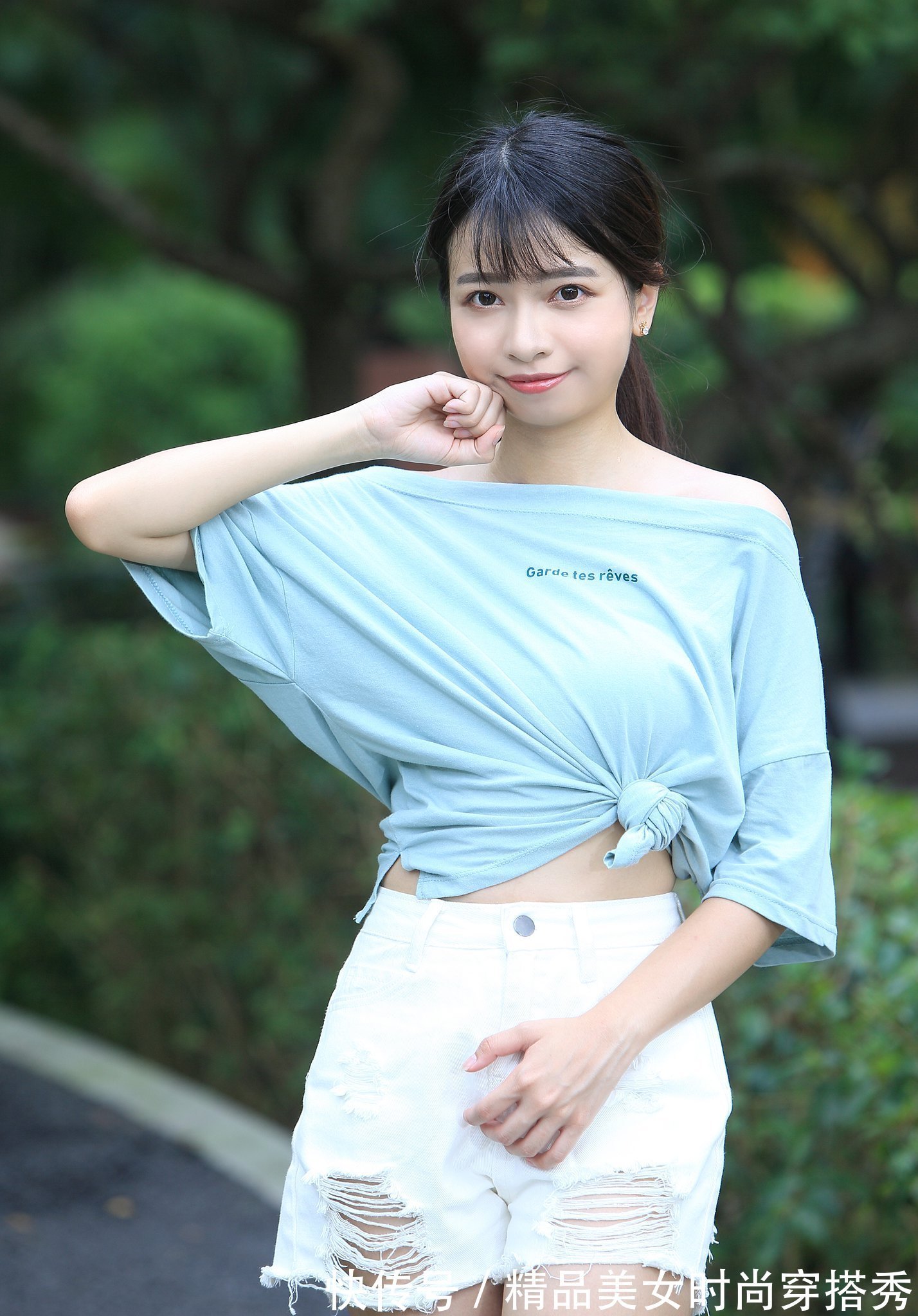 小清新|“小清新”的蓝色很显白皙肌肤,搭配白色短裤,轻松穿出大长腿