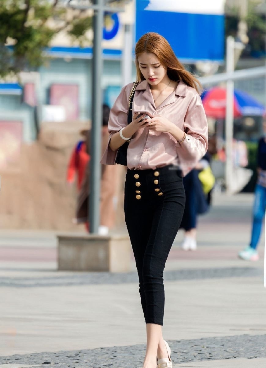 黑色|街拍:穿黑色紧身裤的小姐姐,留下倩丽的背影,扰乱了芳华!