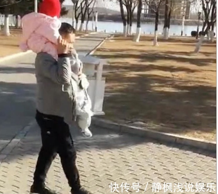 公园|爸爸带龙凤胎遛弯“弄丢”儿子,妈妈急出泪花,爸爸转身后,气乐