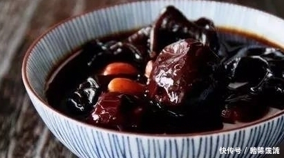 满脸|黑木耳加它蒸一蒸,气血足了,失眠好了,女性不想满脸色斑可试试