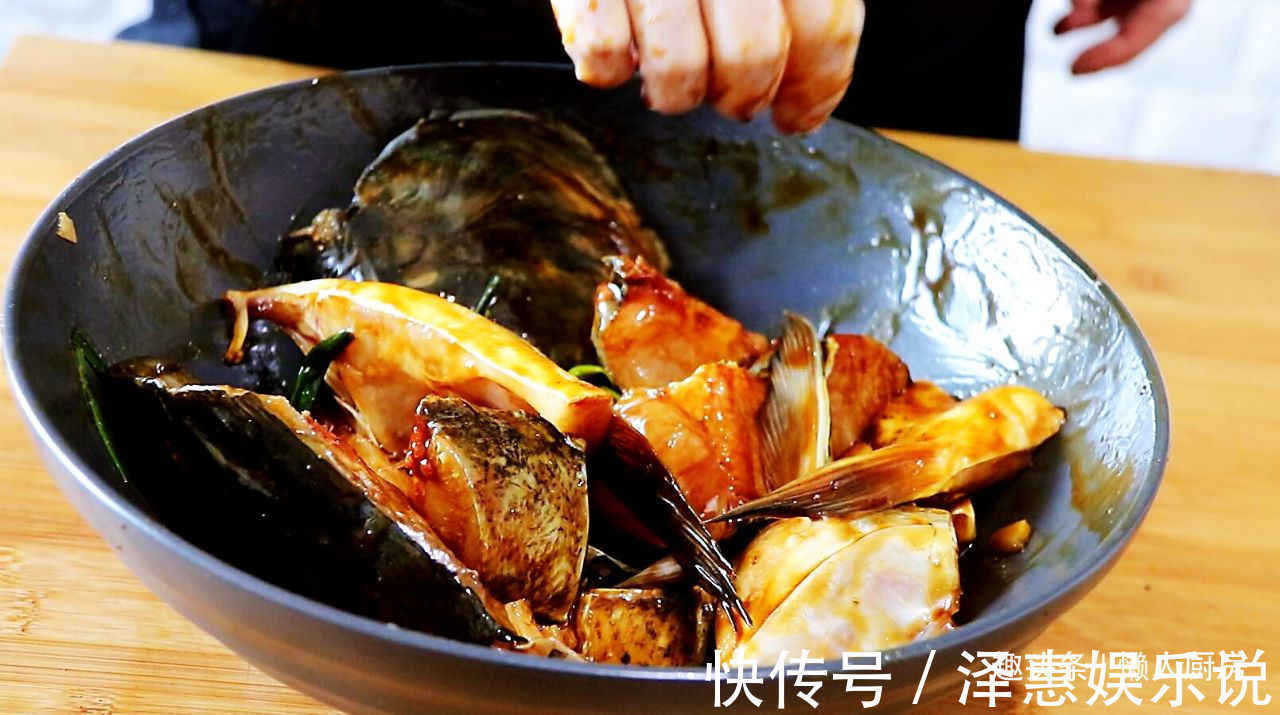 这是豆腐鱼头的快手做法,豆腐不油煎,鱼头不红烧,蒸一下就好了