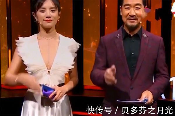 中国新歌声|主持人穿衣失误少穿了一件衣服,张国立全程目不斜视