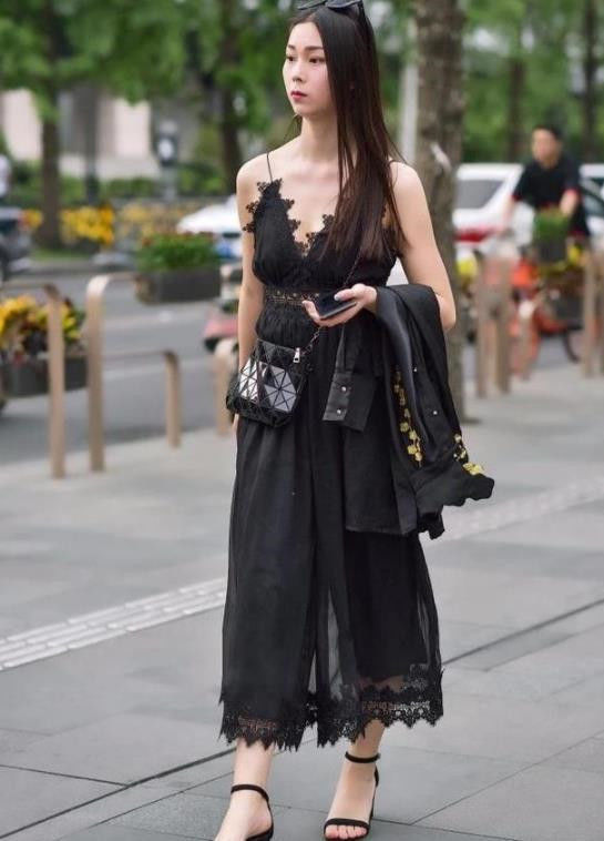 街拍:面容清丽的小姐姐,长发披肩,美丽动人