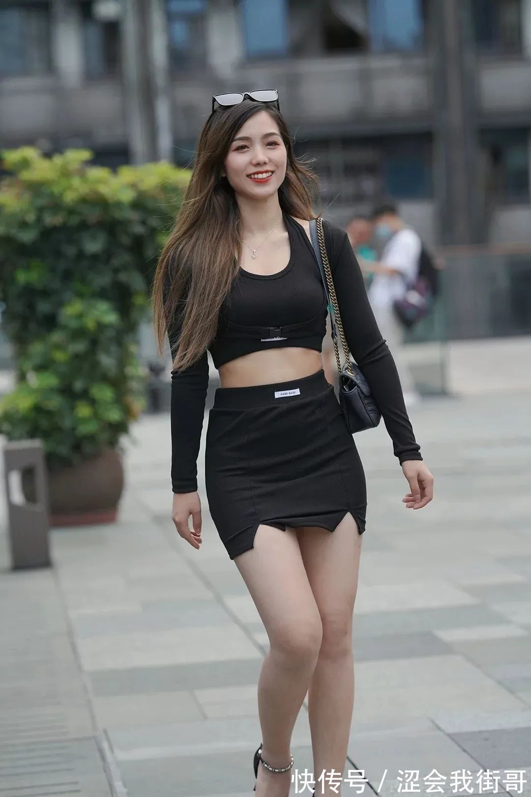 街拍 街拍穿小包裙的时尚女生