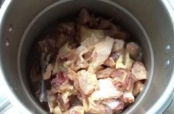 饲料鸡|炖土鸡配料别乱加,少了“这1步”,难怪炖出来没营养,不好喝