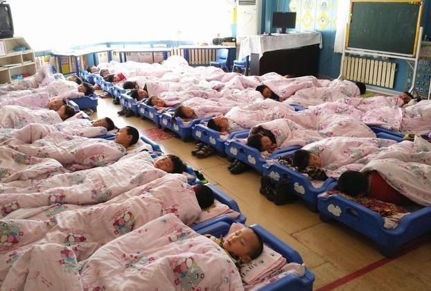 家长群|幼儿园老师发孩子午睡照片,看到照片后,家长群里却闹腾了起来