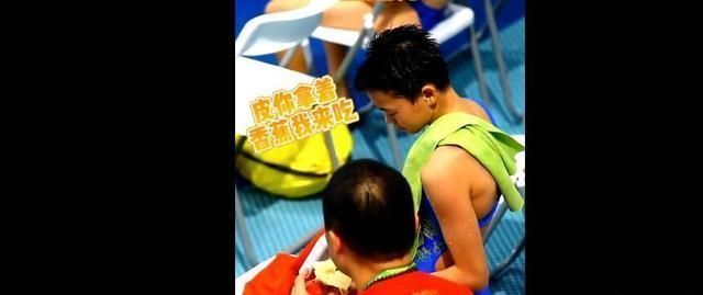 元气满满|全红婵两口吃掉半根香蕉!队医为她掰开收拾皮:元气满满又拿第一