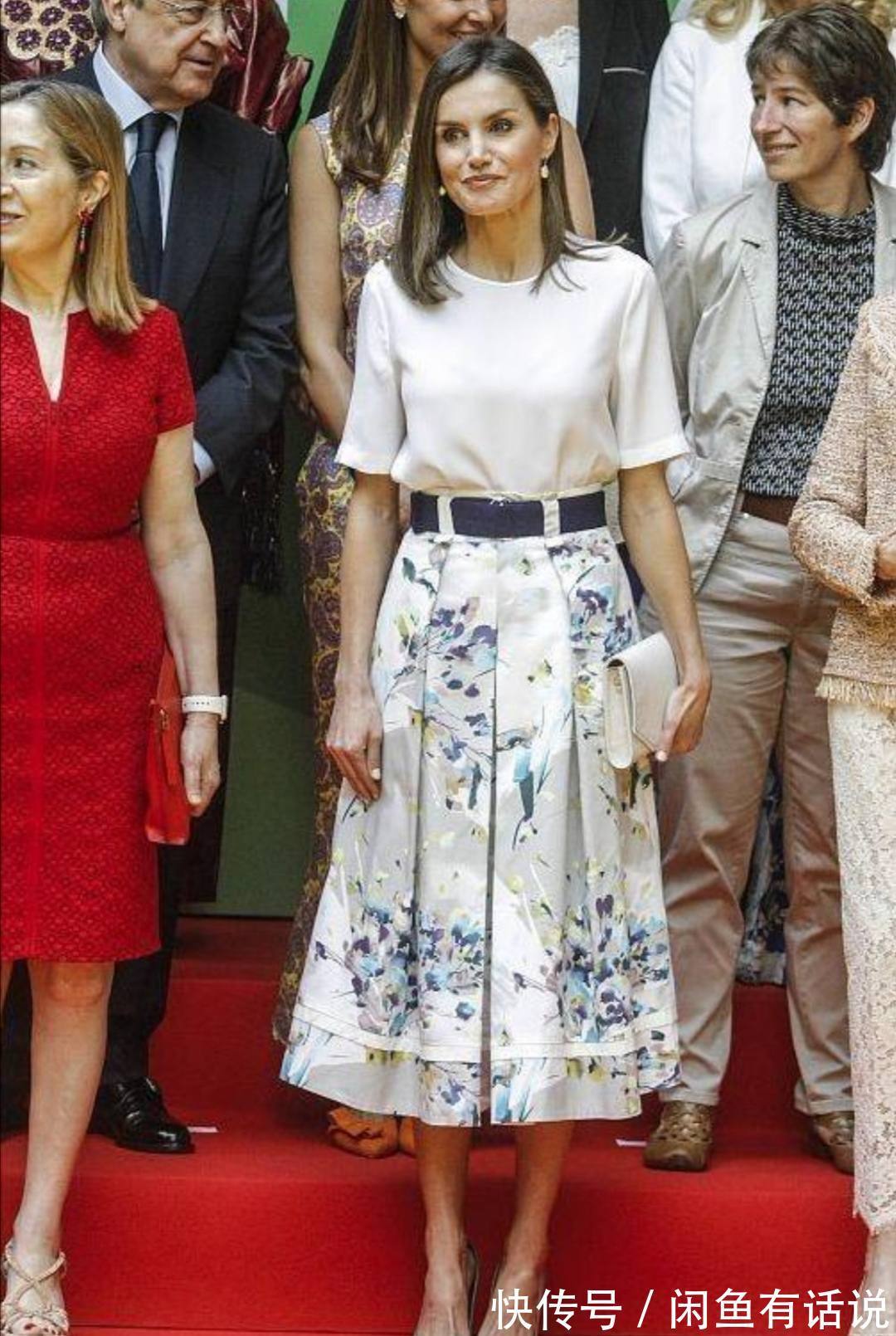 莱后|西班牙王后90斤都不到,身形消瘦气质却高级,衬衫搭半裙真加分