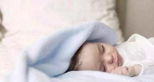 被子|一家三口睡觉照片曝光,爸妈熟睡宝宝坐一旁,宝宝这家长真难带