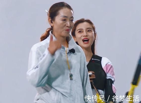 蔡徐坤射出首個(gè)移動(dòng)靶10環(huán),baby反應(yīng)亮了,素質(zhì)不是裝出來的