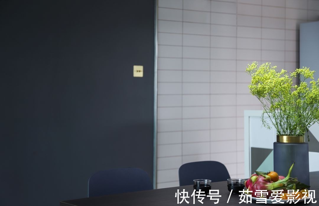 沙发|窗台空间就浪费了?看看这位女士的家,窗台不仅是沙发还能储物